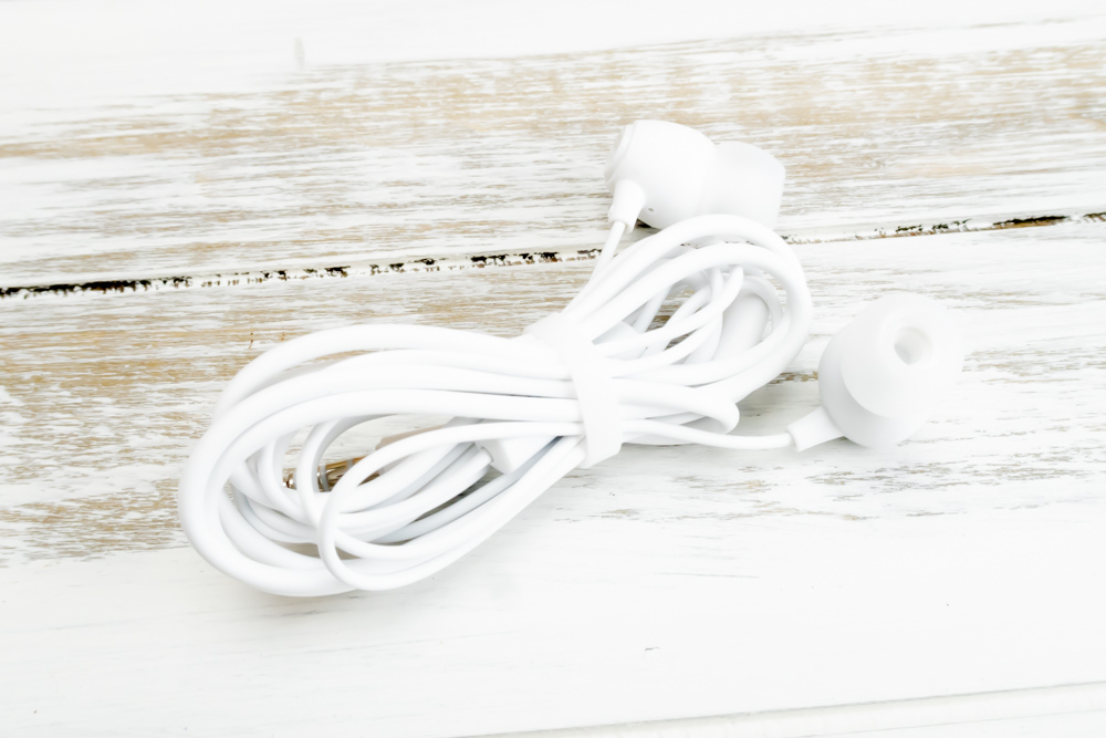 ZenFone Max M1にはイヤホンが付属していました。カナル型ですがイヤーピースは付属していません。