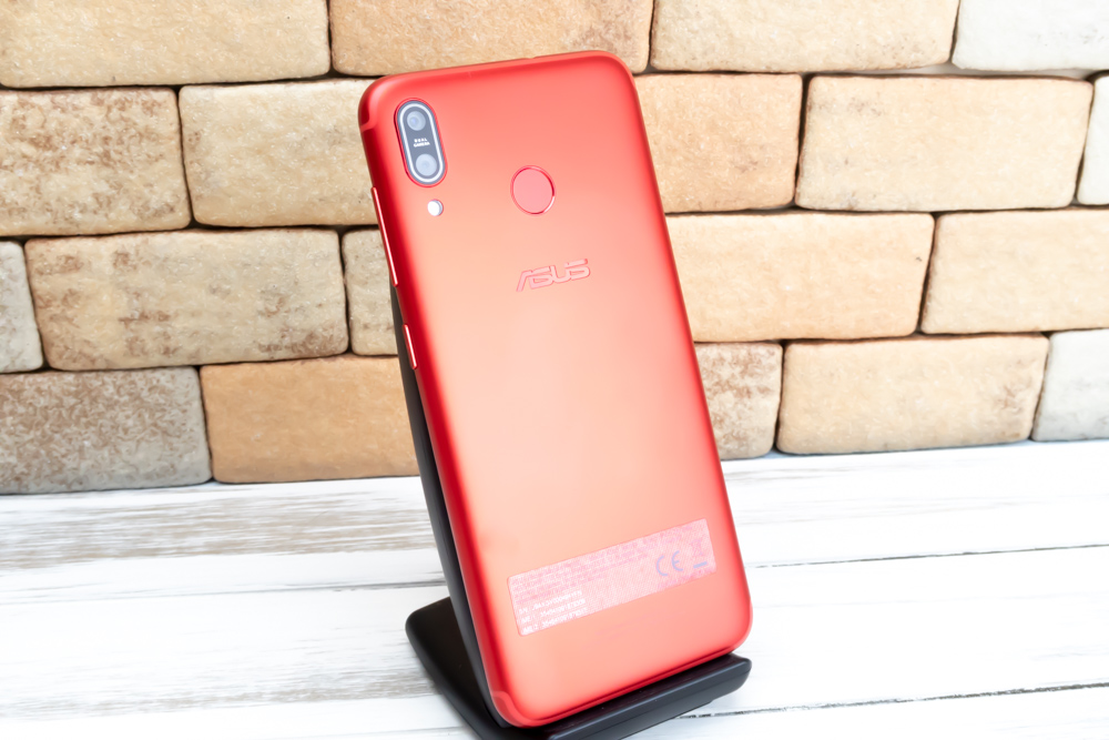 ZenFone Max M1のレッドは華やかな色合い