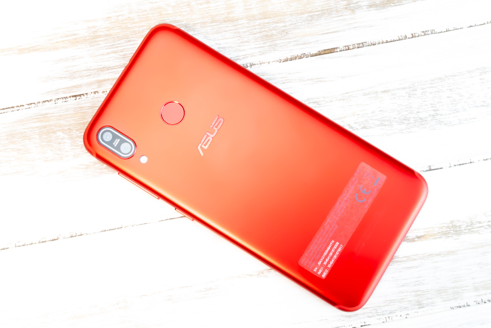 ZenFone Max M1のレッドカラーはブラックの差し色が引き立つカッコイイカラーリングです