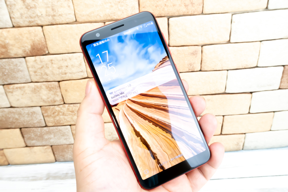 ZenFone Max M1は大型ディスプレイを搭載していますが、手に取ると非常にコンパクトです。