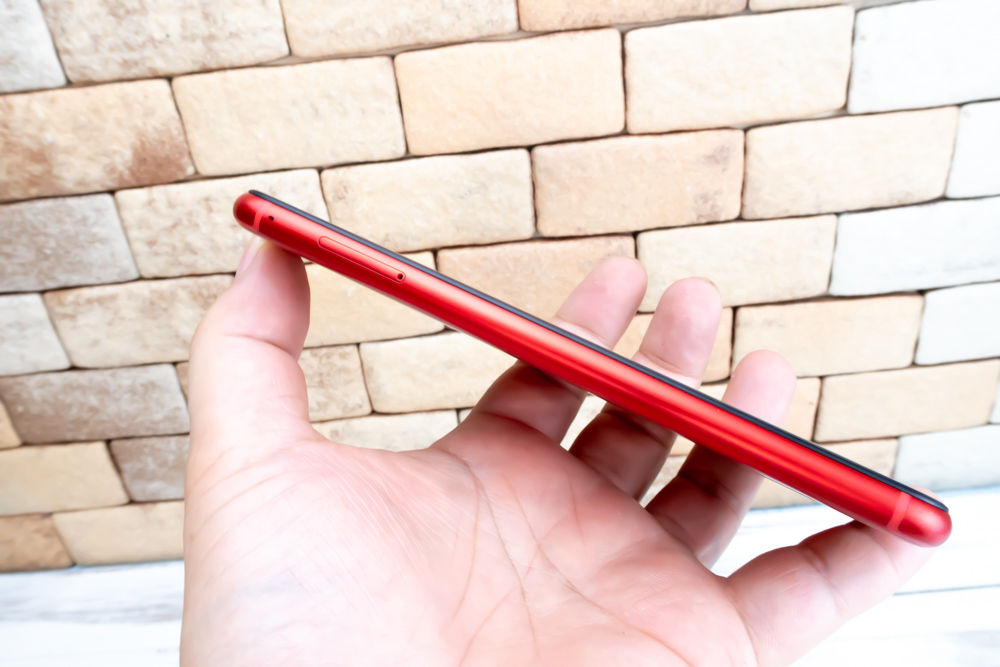 ZenFone Max M1の厚みは数値上は分厚いものの厚みを感じないデザインで手に取っても厚いとは感じません。