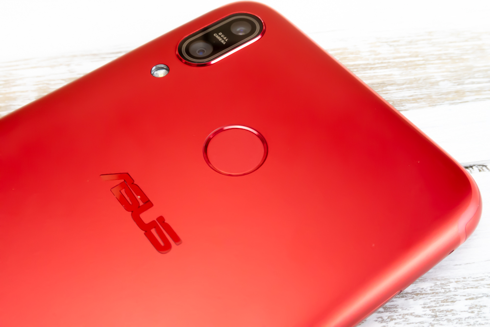 ZenFone Max M1の背面には指紋認証ユニットが備わっています。