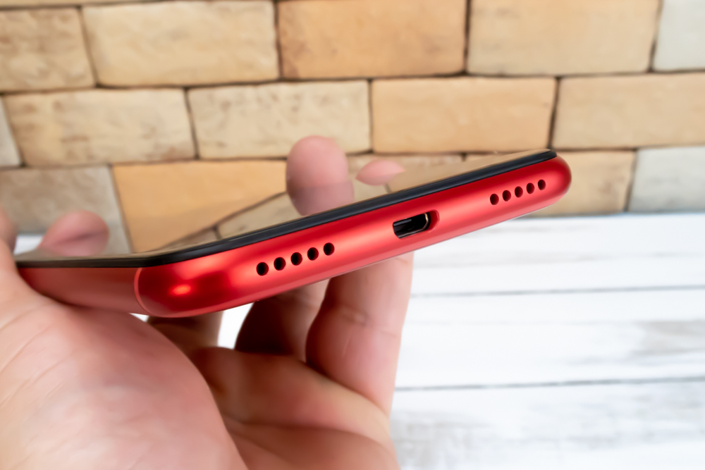 ZenFone Max M1の本体下部にはスピーカーと充電ポートが備わっています。