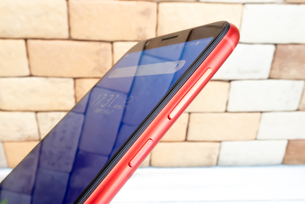 ZenFone Max M1の電源ボタンやボリュームボタンは一般的な配置でディスプレイ右側に備わっていました。