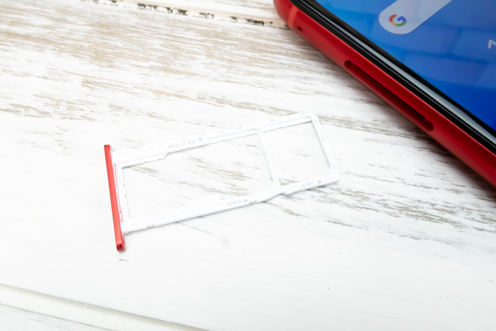 ZenFone Max M1のSIMトレイはトリプルスロット仕様でMicroSDと2枚のNanoSIMが挿入可能となっています。