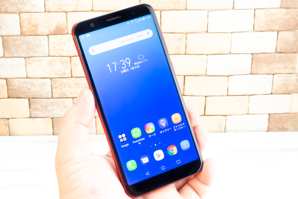 ZenFone Max M1は5.5型の大型ディスプレイを搭載していますが、縦に長いディスプレイを採用しているので従来の5型クラスの餅心地です。