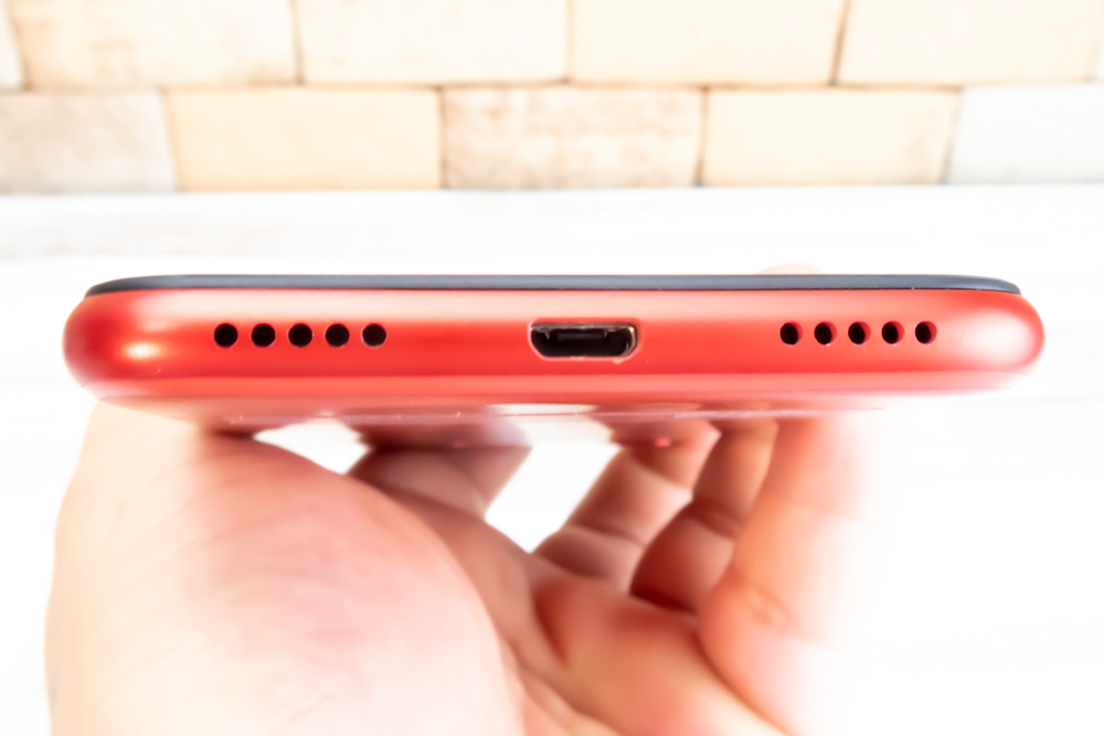 ZenFone Max M1のスピーカーはモノラル仕様。音量はアウトドアモードで大音量を鳴らすことが可能となっています。