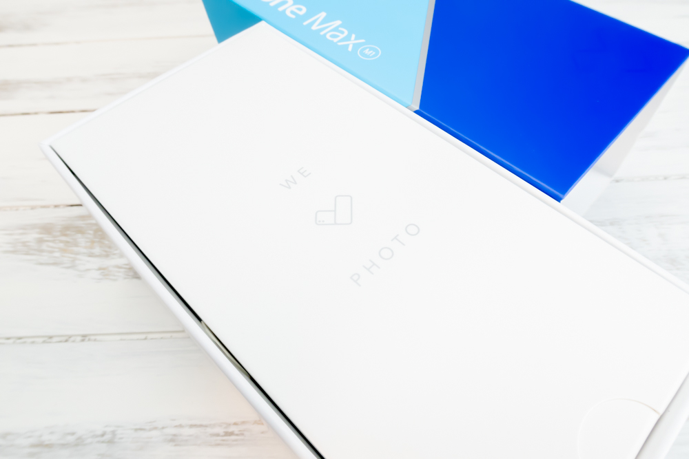 ZenFone Max M1はスライド式の外箱で、本体はアクセサリーボックスの下に入っているタイプ。