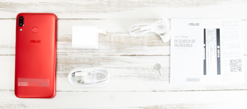 ZenFone Max M1の付属品は必要最低限のセット内容です。