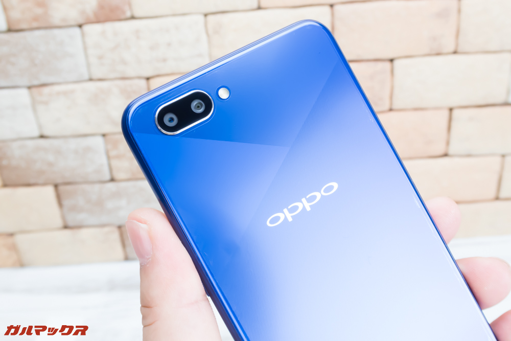 OPPO R15 Neoの背面シールは指紋が気になるなら非光沢タイプがオススメです。