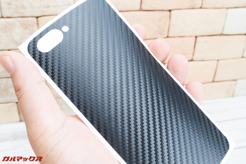 OPPO R15 Neoのスキンシールは薄くて伸びやすい