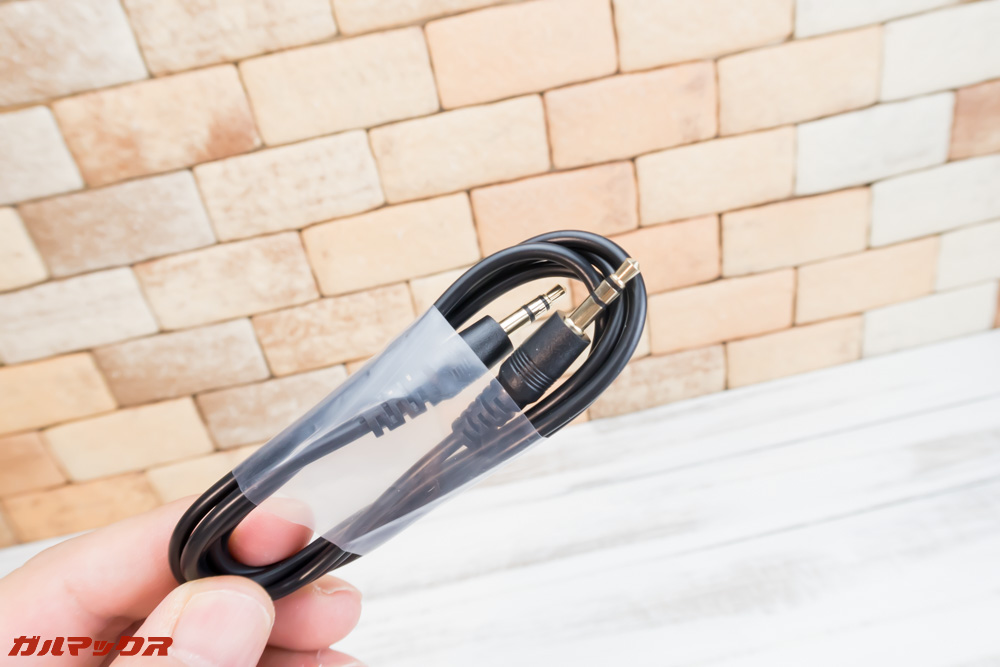 wiwoo H9は有線接続するためのケーブルも付属。