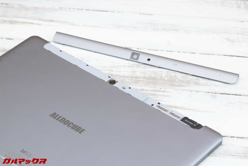 ALLDOCUBE M5Sは本体の上部蓋を開けるとMicroSDとMicroSIMのスロットがあります！