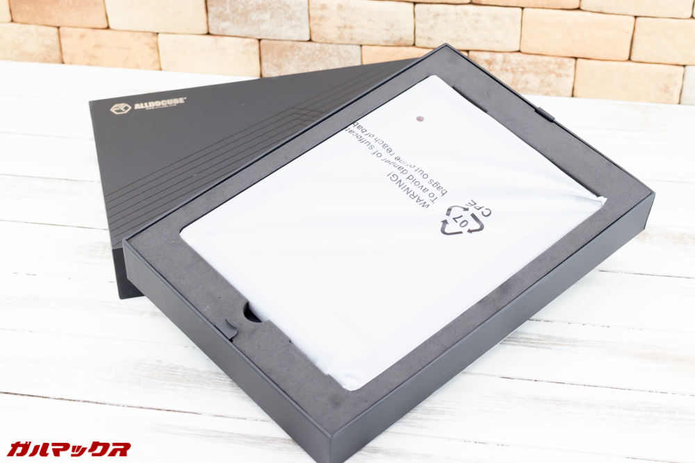 ALLDOCUBE M5Sの外箱は蓋をあけるといきなり本体が入っているので落とさないように注意！