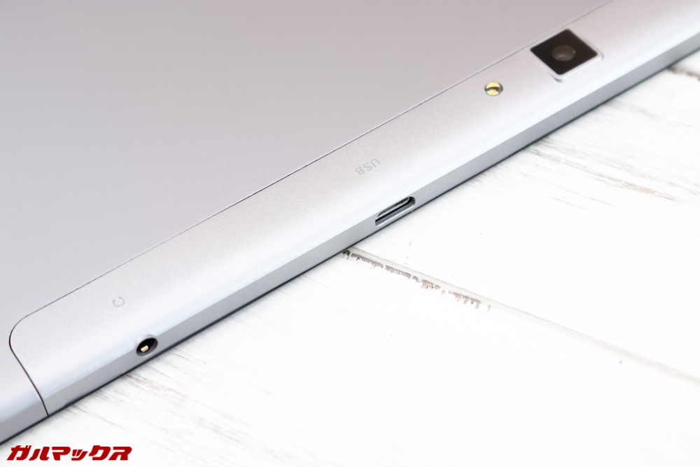 ALLDOCUBE M5Sは本体の上部にイヤホン端子とMicroUSBケーブルが付属しています！