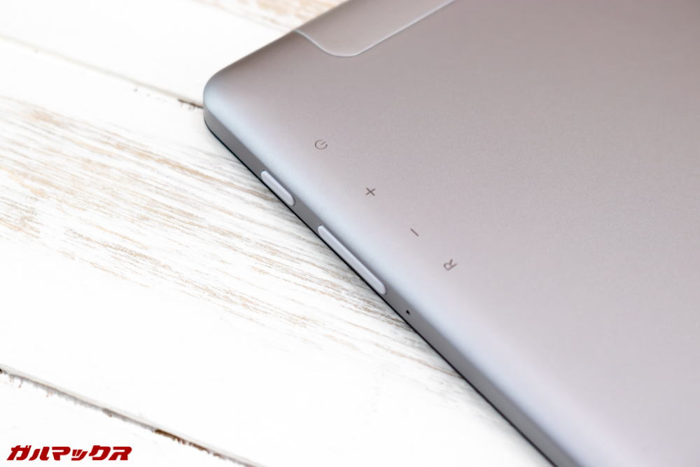 ALLDOCUBE M5Sのボタンはディスプレイ右側面に備わっています！