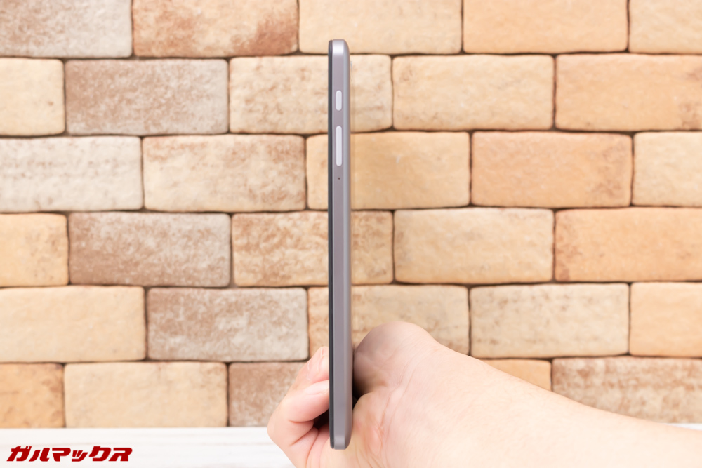 ALLDOCUBE M5Sの厚みは9mm以下で適度な厚み。