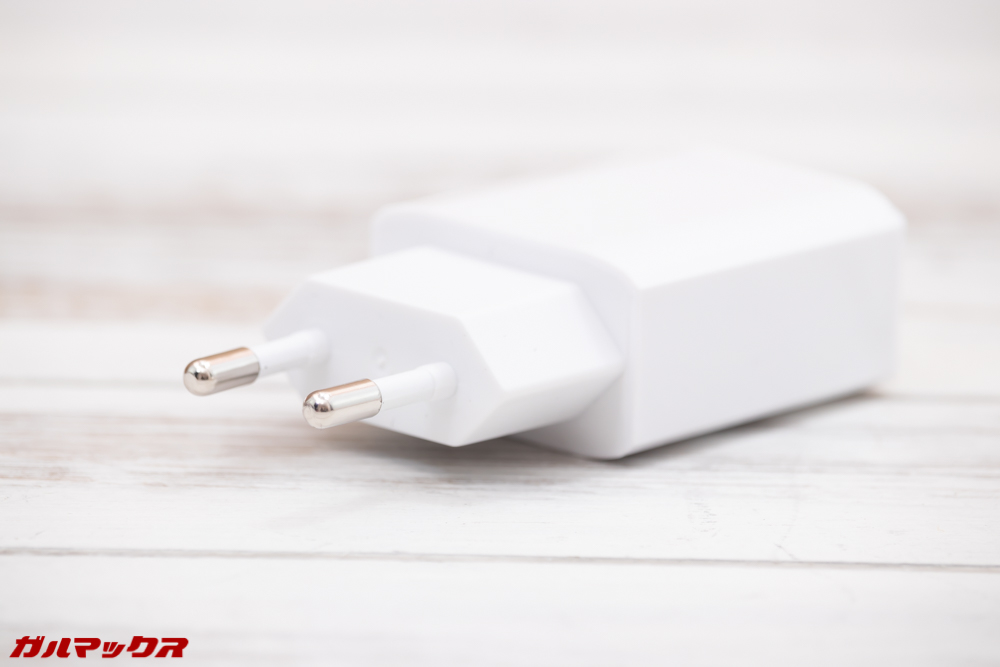 ALLDOCUBE M5Sの充電器は日本のコンセントに直接差し込めない形状です。