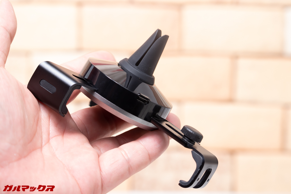 AUTOWIT FC01の本体背面にはエアコン吹出口用の固定具が装着された状態で届きます。