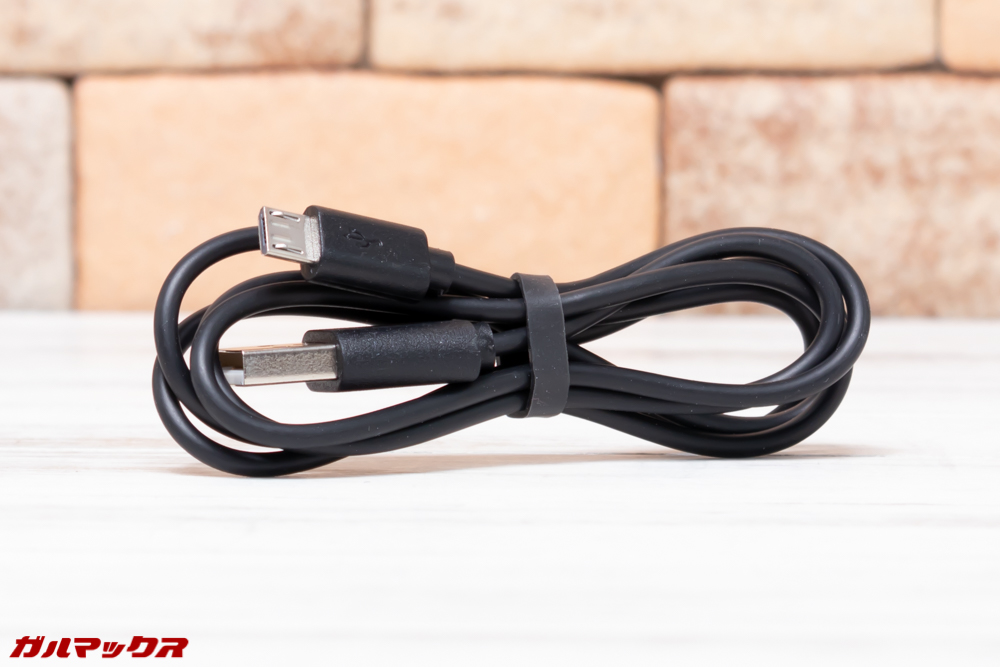 AUTOWIT FC01は給電用のMicroUSBケーブルも付属しています。