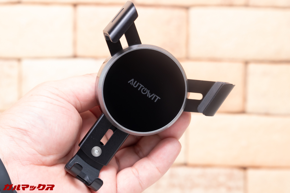 AUTOWIT FC01はワイヤレス充電対応ながら小型です。