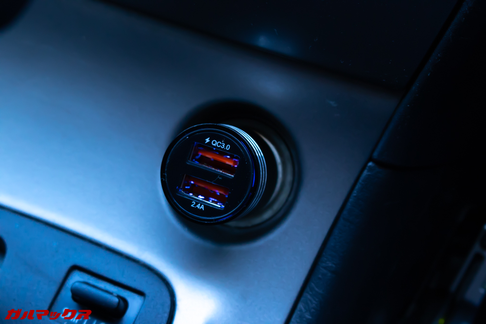 AUTOWIT FC01に付属のシガー電源プラグはQC3.0以外に5V/2.4Aの急速充電ポートが備わっています。
