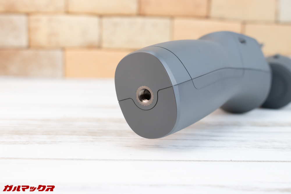 OSMO MOBILE 2のグリップ底面には三脚穴が沿わなっています。