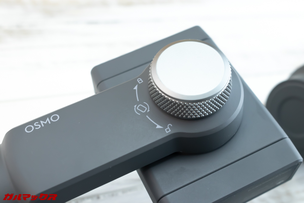 OSMO MOBILE 2はスマホホルダーの裏側にスマホの縦置きと横置きを調整できるダイヤルが備わっています。