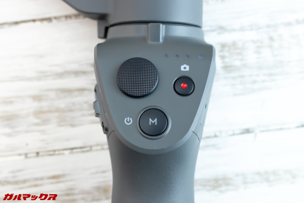 OSMO MOBILE 2はグリップ部分にコントローラーが備わっています