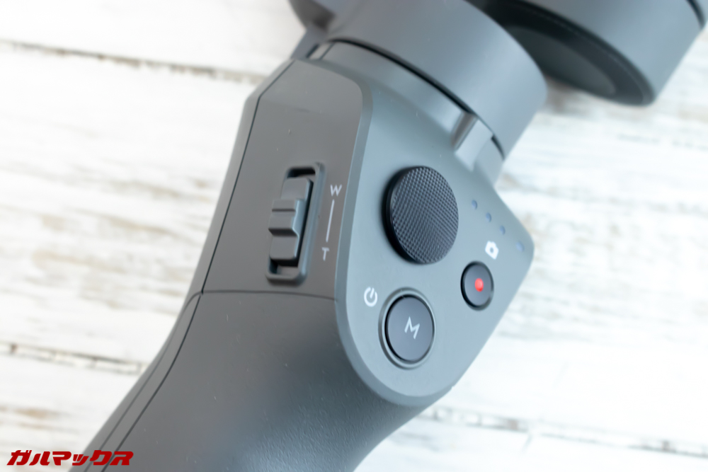 OSMO MOBILE 2の左側面にズームボタンが備わっています。は