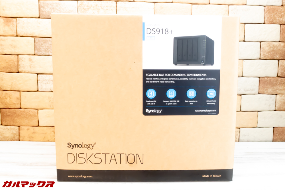 DS918+は4ベイ仕様なので筐体は大きめです