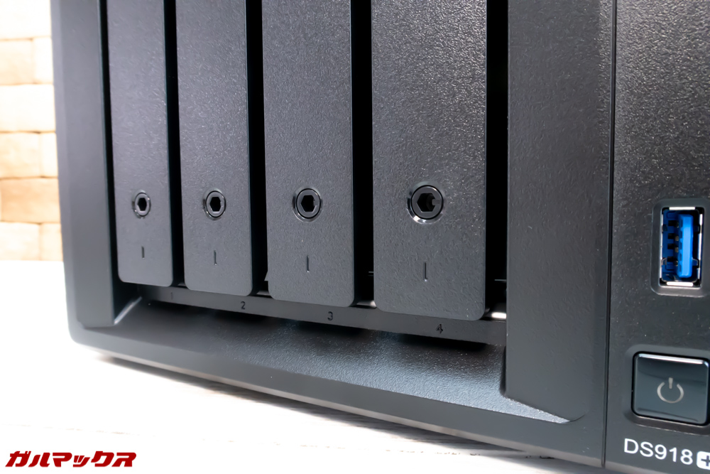 DS918+のカートリッジにはそれぞれ鍵穴が備わっています