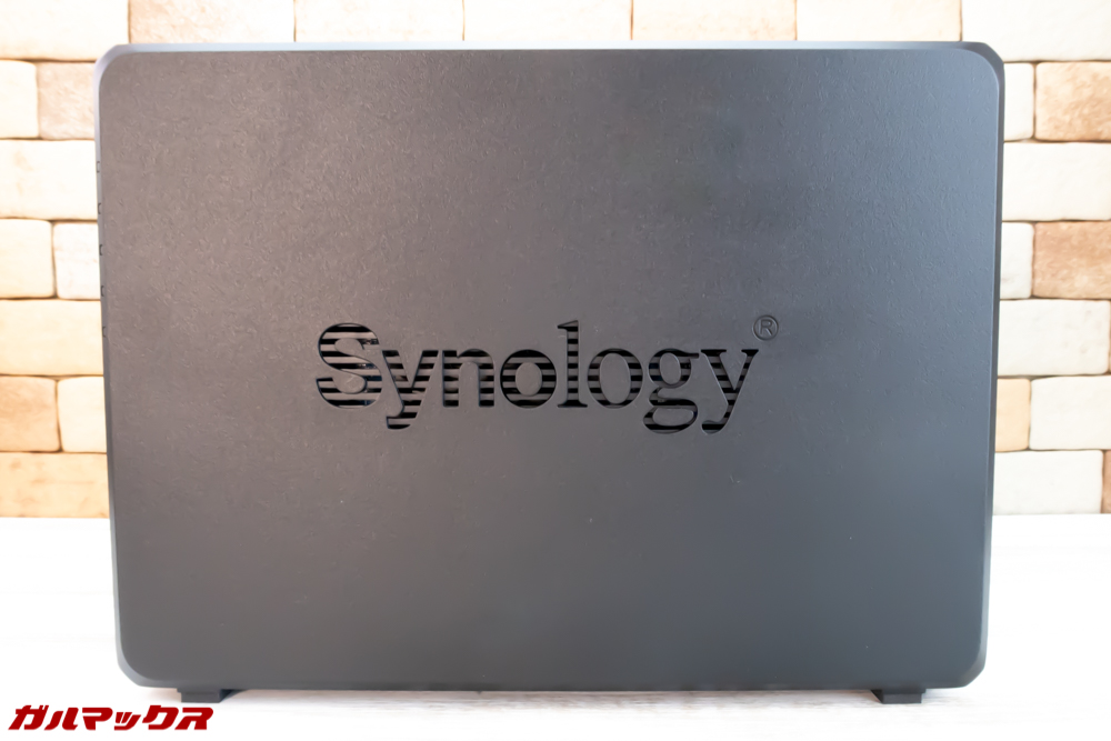 DS918+の側面にはロゴあり、スリットとなっています