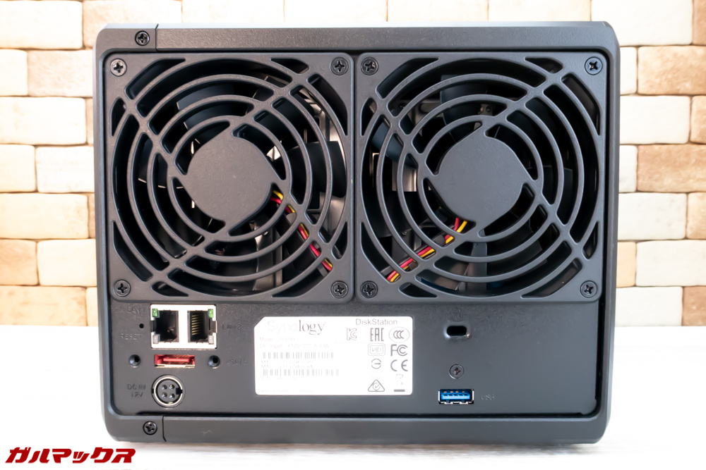 DS918+の背面には9cm角のファンが備わっていました