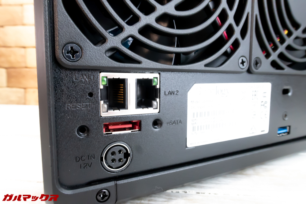 DS918+の各種端子は背面