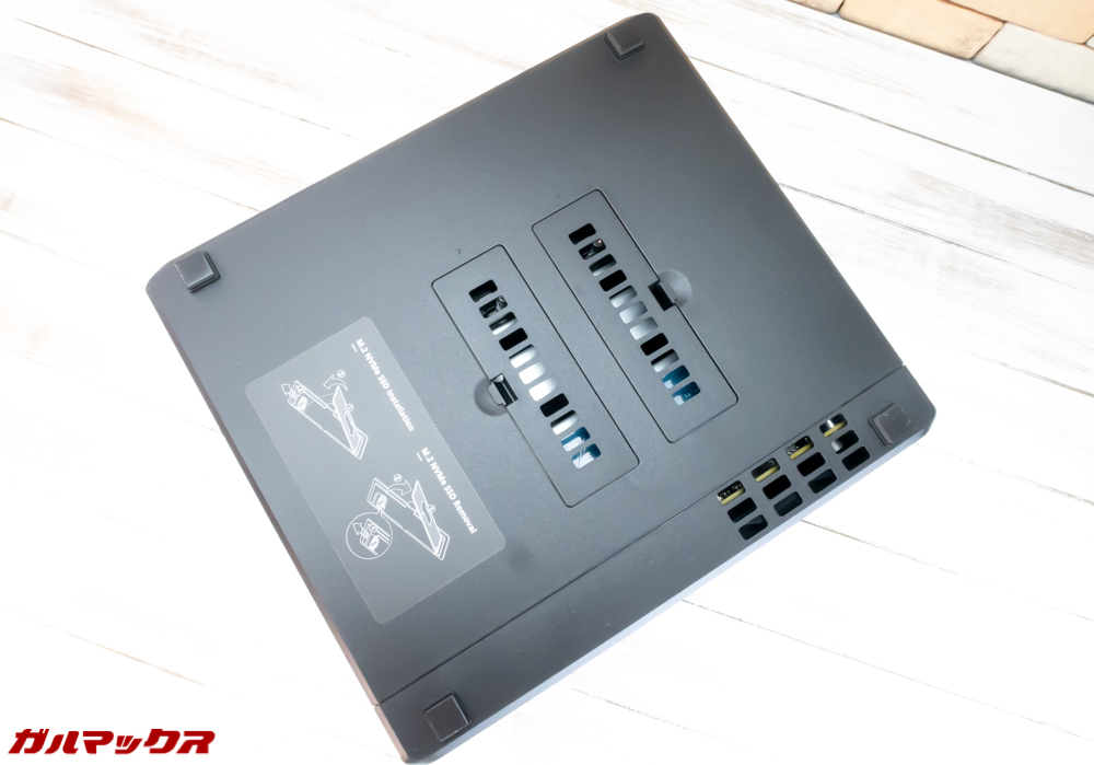 DS918+は底面にSSDスロットが備わっています