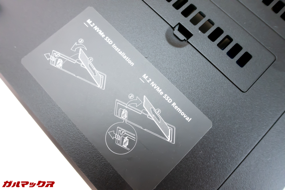 DS918+は工具不要でSSDスロットへアクセスできます