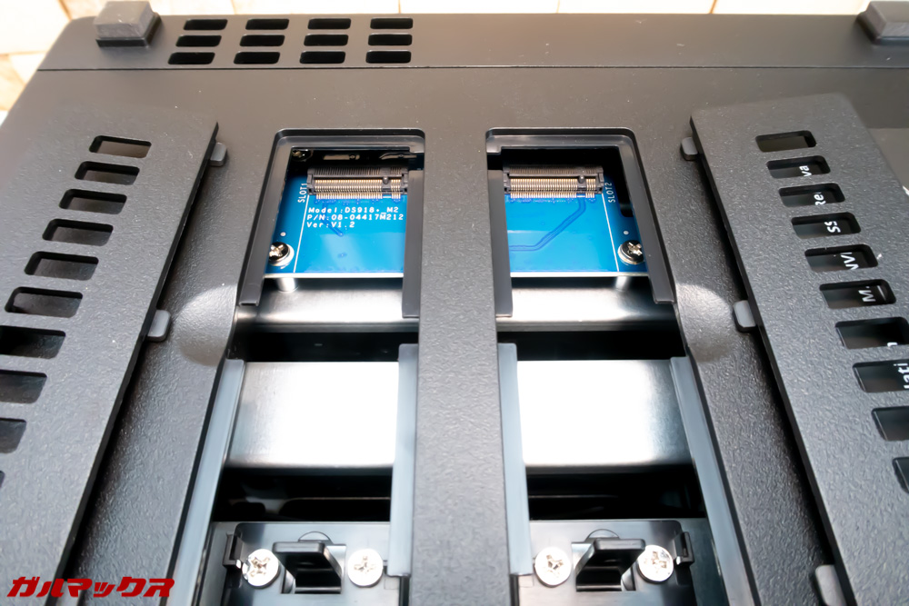 DS918+の底の蓋をあけるとSSDスロットが即現れました