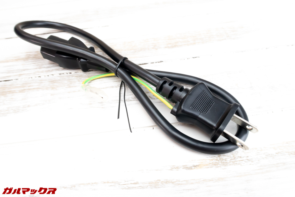 DS918+の電源プラグは日本のコンセントに直接挿すことが出来ます。