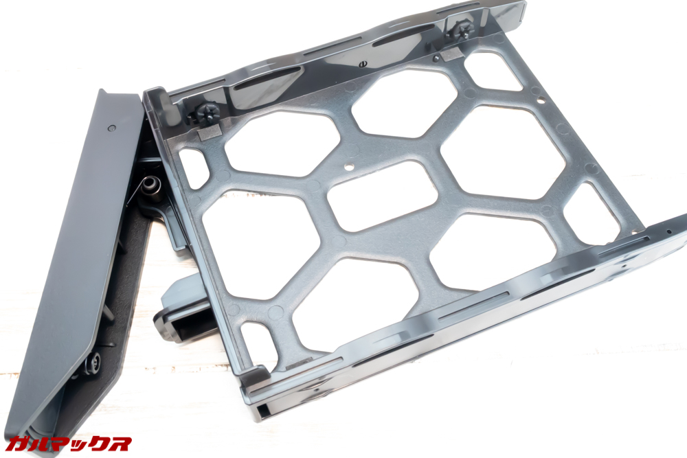 DS918+のカートリッジは樹脂製となっていました