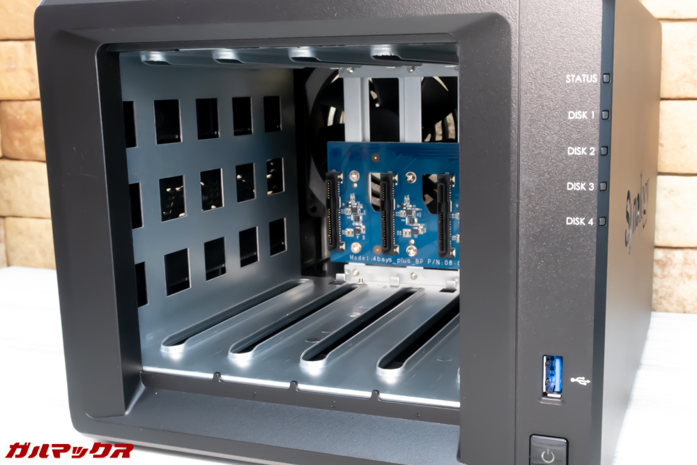 DS918+は内部のエアーフローもバッチリです