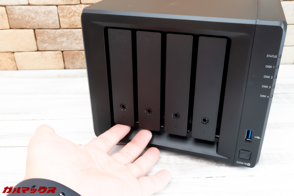 DS918+のカートリッジは工具不要で取り外し可能です