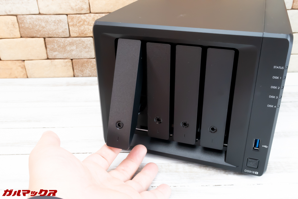 DS918+のカートリッジは工具不要で取り外し可能です