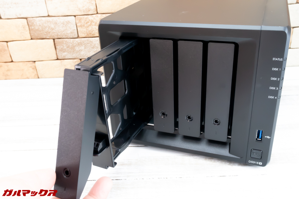 DS918+のカートリッジは工具不要で取り外し可能です