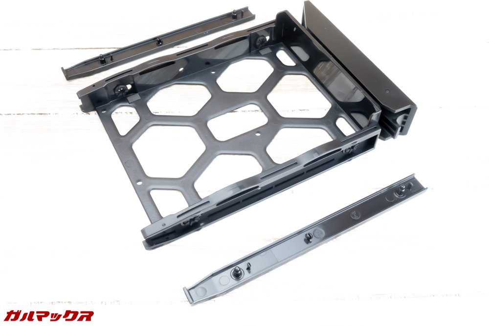 HDDを固定するパーツは簡単に取り外しできます