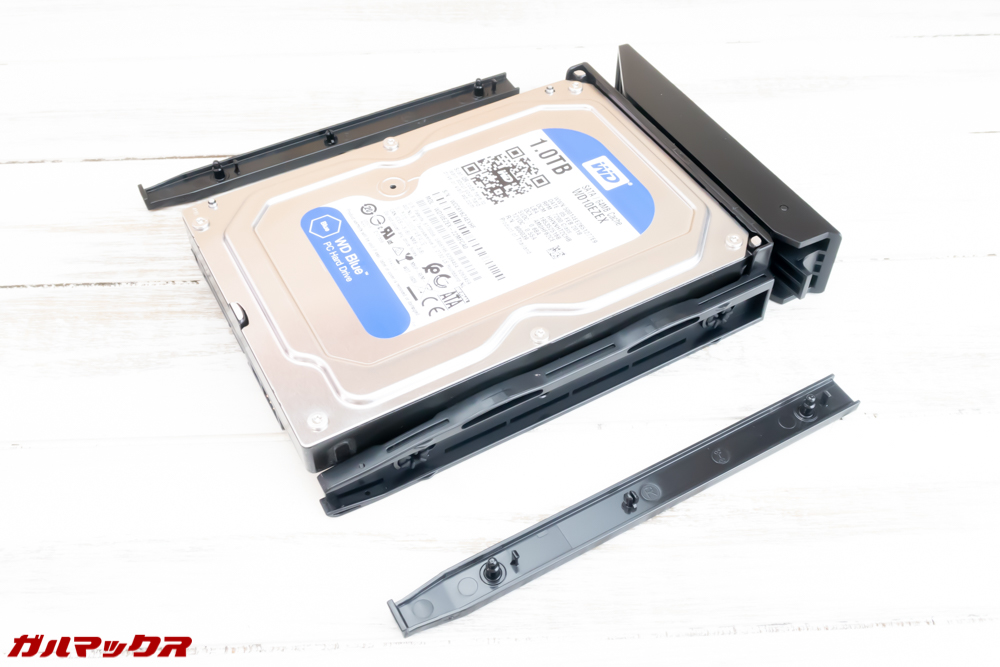 カートリッジにHDDを置きます