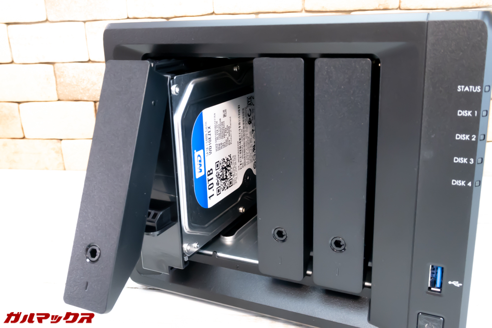 カートリッジにHDDを固定したら本体に差し込みましょう。