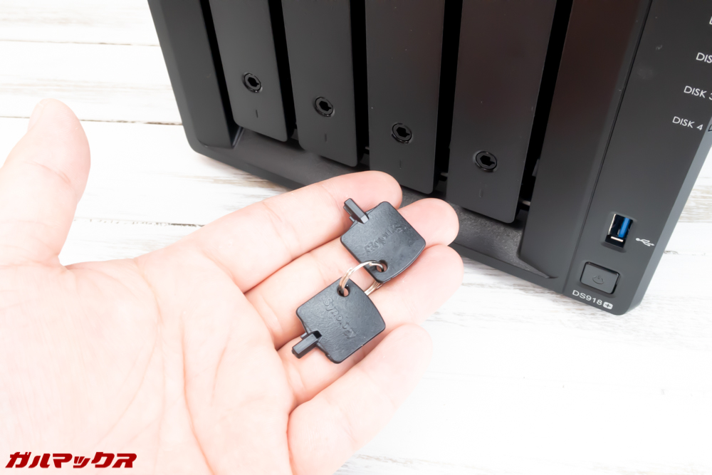 DS918+にカートリッジを挿し込んだら鍵をかけましょう。