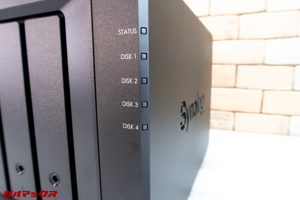 DS918+のフロント部分には動作を確認することが出来るインジケータが備わっています。