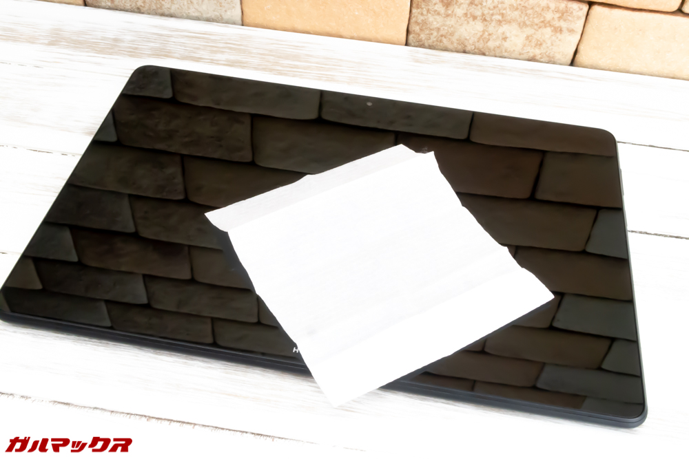 HUAWEI MediaPad T5の保護フィルムを貼る前に綺麗にディスプレイを掃除しましょう